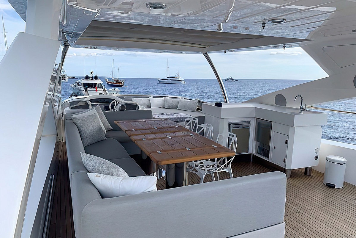 Продается моторная яхта Sunseeker 86 - стол на флайбридже